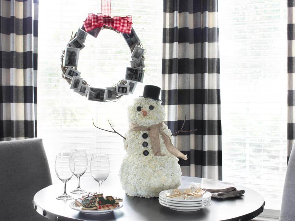 Plaid Wreath And Snowman Decor